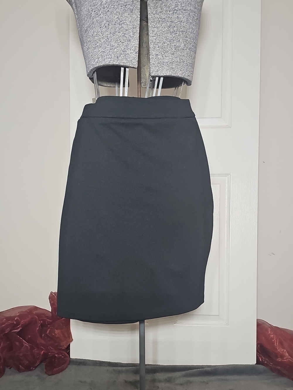 New York and Company Stretch Black Knee Length Pencil Skirt Size 6 Slit Pockets